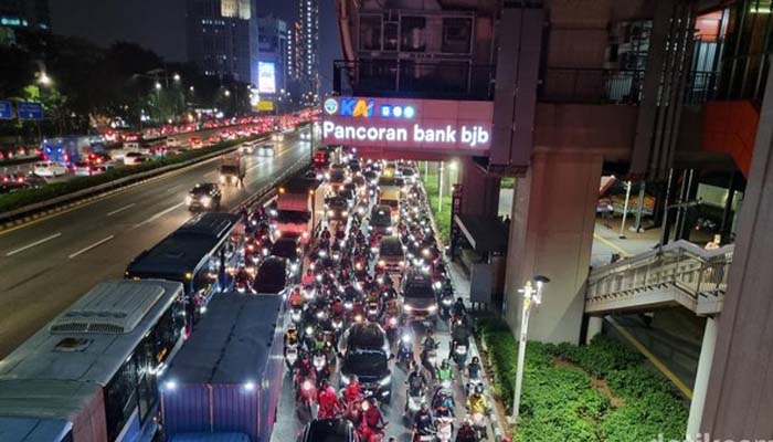 Mobil Tabrak Pembatas Busway di Pancoran Jaksel  Macet